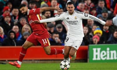 El juagdor del Liverpool Mohamed Salah (I) junto a Dani Ceballos durante el partido de la quinta jornada de la UEFA Champions League entre Liverpool y Real Madrid en Liverpool, Reino Unido. EFE/EPA/PETER POWELL