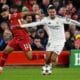 El juagdor del Liverpool Mohamed Salah (I) junto a Dani Ceballos durante el partido de la quinta jornada de la UEFA Champions League entre Liverpool y Real Madrid en Liverpool, Reino Unido. EFE/EPA/PETER POWELL