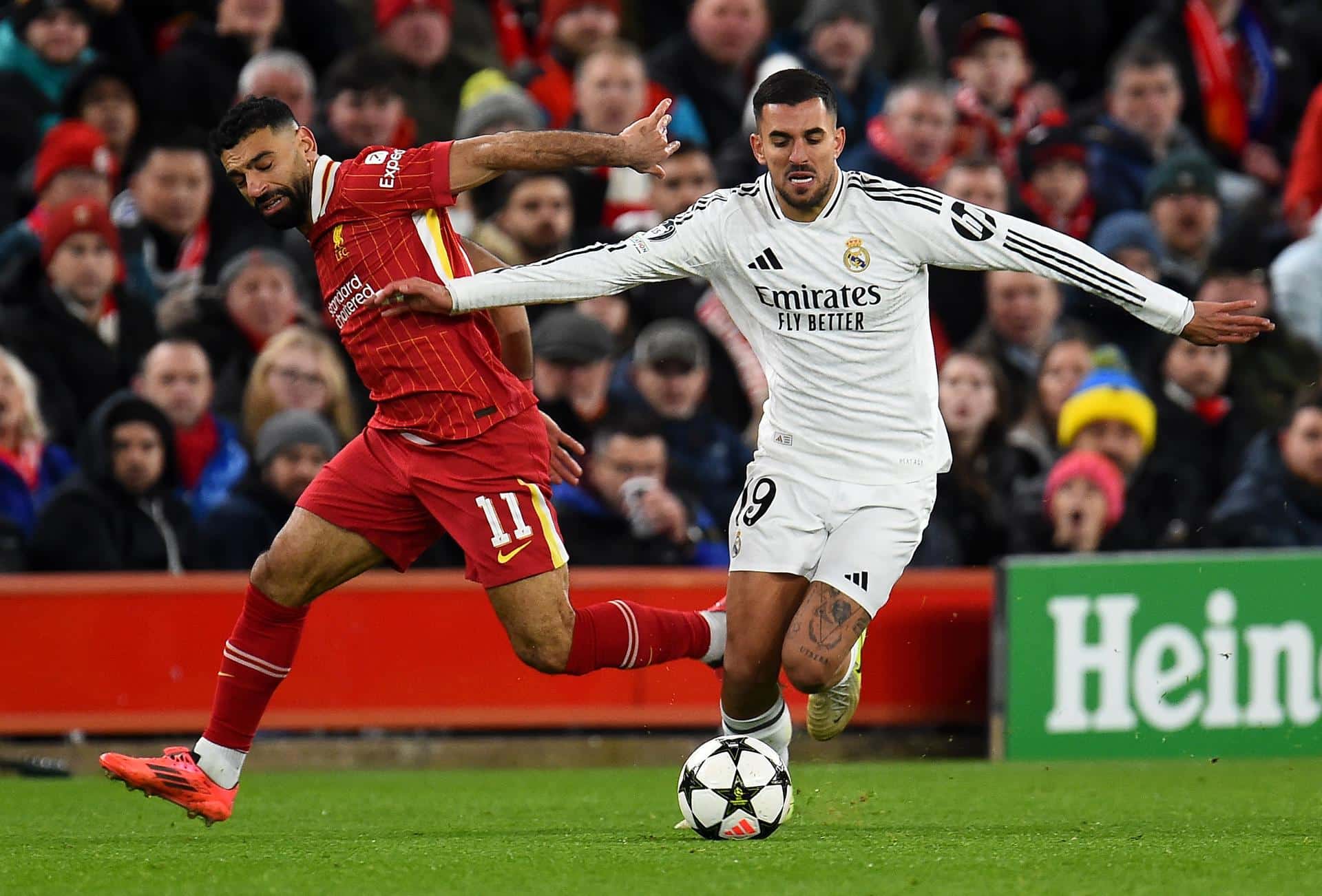 El juagdor del Liverpool Mohamed Salah (I) junto a Dani Ceballos durante el partido de la quinta jornada de la UEFA Champions League entre Liverpool y Real Madrid en Liverpool, Reino Unido. EFE/EPA/PETER POWELL