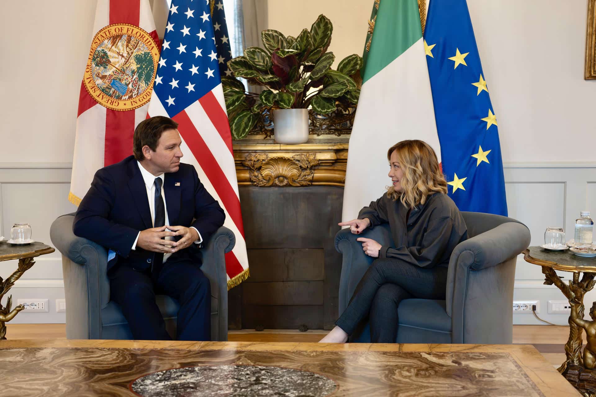 La primera ministra italiana, Giorgia Meloni, recibe este martes en Roma al gobernador estadounidense de Florida, Ron DeSantis, mientras se encuentra en Italia para una misión comercial en busca de nuevas inversiones y colaboraciones. EFE/Gobierno italiano SOLO USO EDITORIAL/SOLO DISPONIBLE PARA ILUSTRAR LA NOTICIA QUE ACOMPAÑA (CRÉDITO OBLIGATORIO)