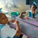 Fotografía de archivo en donde se ven dos niñas mientras toman su refrigerio en una escuela a las afueras de Castries, capital de la isla caribeña de Santa Lucía. EFE/Belén Delgado