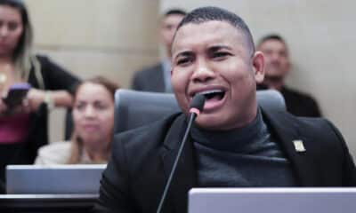 Fotografía cedida por Juan Camilo Díaz / Cámara de Representantes, que muestra a Miguel Polo Polo mientras habla durante una sesión en el Congreso. EFE/Juan Camilo Díaz