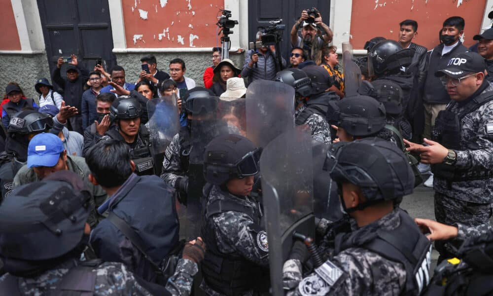 Integrantes de la Policía boliviana intervienen en el enfrentamiento entre simpatizantes del expresidente Evo Morales (2006-2019) y seguidores del presidente Luis Arce, este jueves en La Paz (Bolivia). EFE/Luis Gandarillas