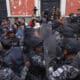 Integrantes de la Policía boliviana intervienen en el enfrentamiento entre simpatizantes del expresidente Evo Morales (2006-2019) y seguidores del presidente Luis Arce, este jueves en La Paz (Bolivia). EFE/Luis Gandarillas