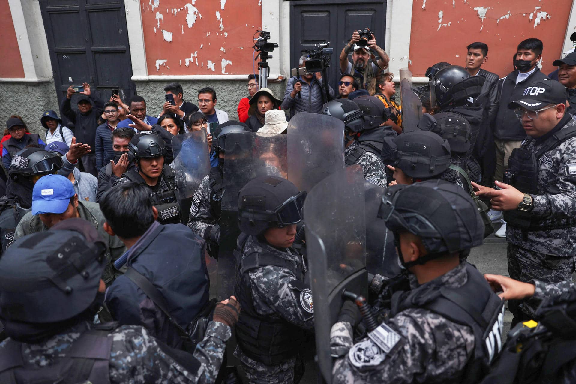 Integrantes de la Policía boliviana intervienen en el enfrentamiento entre simpatizantes del expresidente Evo Morales (2006-2019) y seguidores del presidente Luis Arce, este jueves en La Paz (Bolivia). EFE/Luis Gandarillas