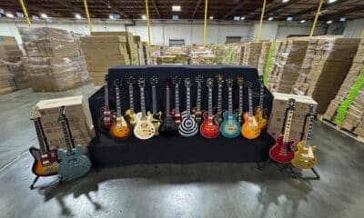 Fotografía sin fecha cedida por Gibson y la Oficina de Aduanas y Protección Fronteriza (CBP) estadounidense donde se muestran algunas de las 3.000 guitarras Gibson falsas incautadas con un precio de venta valorado por el fabricante, si hubieran sido auténticas, de 18.742.820 dólares. EFE/Gibson