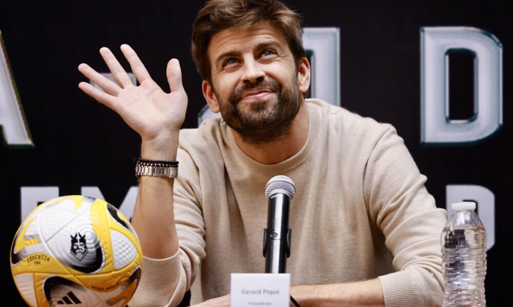 El presidente de la Kings Leage, Gerard Piqué, saluda durante una conferencia de prensa este miércoles, en el patio del Palacio Municipal en la ciudad de Toluca en el Estado de México (México). EFE/ Felipe Gutiérrez