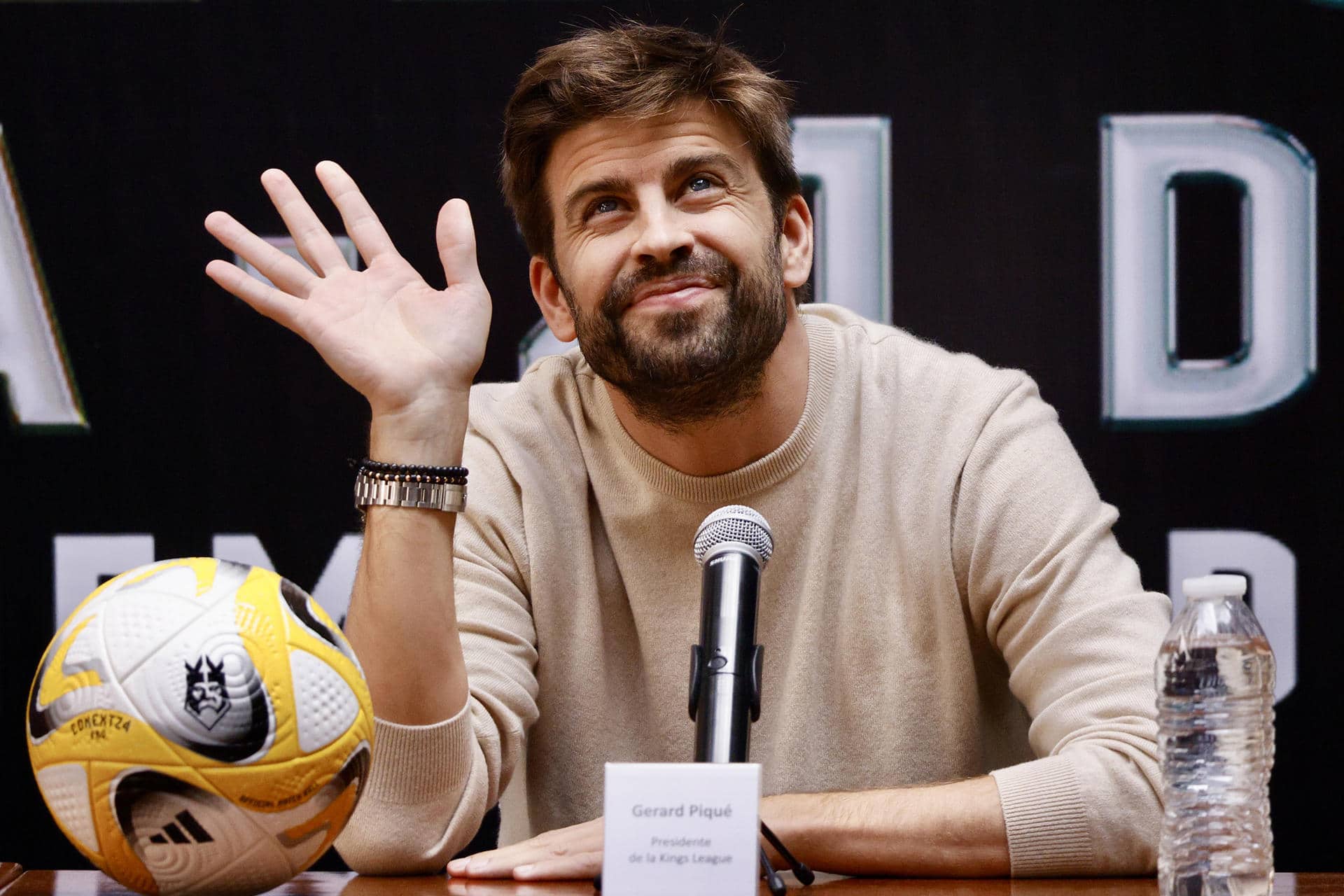 El presidente de la Kings Leage, Gerard Piqué, saluda durante una conferencia de prensa este miércoles, en el patio del Palacio Municipal en la ciudad de Toluca en el Estado de México (México). EFE/ Felipe Gutiérrez