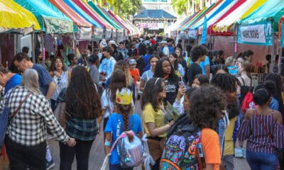 Unas personas visitan las casetas de libros durante la apertura de la Feria del Libro de Miami en el Campus Wolfson de la universidad Miami Dade College (MDC) en el centro de Miami, Florida. Archivo. EFE/Giorgio Viera