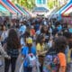 Unas personas visitan las casetas de libros durante la apertura de la Feria del Libro de Miami en el Campus Wolfson de la universidad Miami Dade College (MDC) en el centro de Miami, Florida. Archivo. EFE/Giorgio Viera