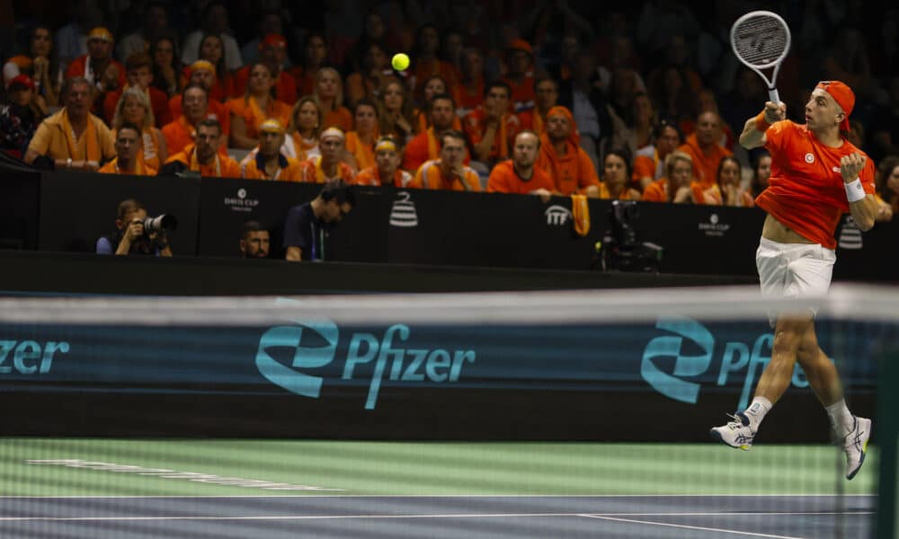 El tenista neerlandés Tallon Griekspoor, en su encuentro frente al alemán Jan-Lennard Struff durante las semifinales de la Copa Davis que disputan hoy viernes Alemania y Paises Bajos en el pabellón Martín Carpena de Málaga. EFE/Jorge Zapata.