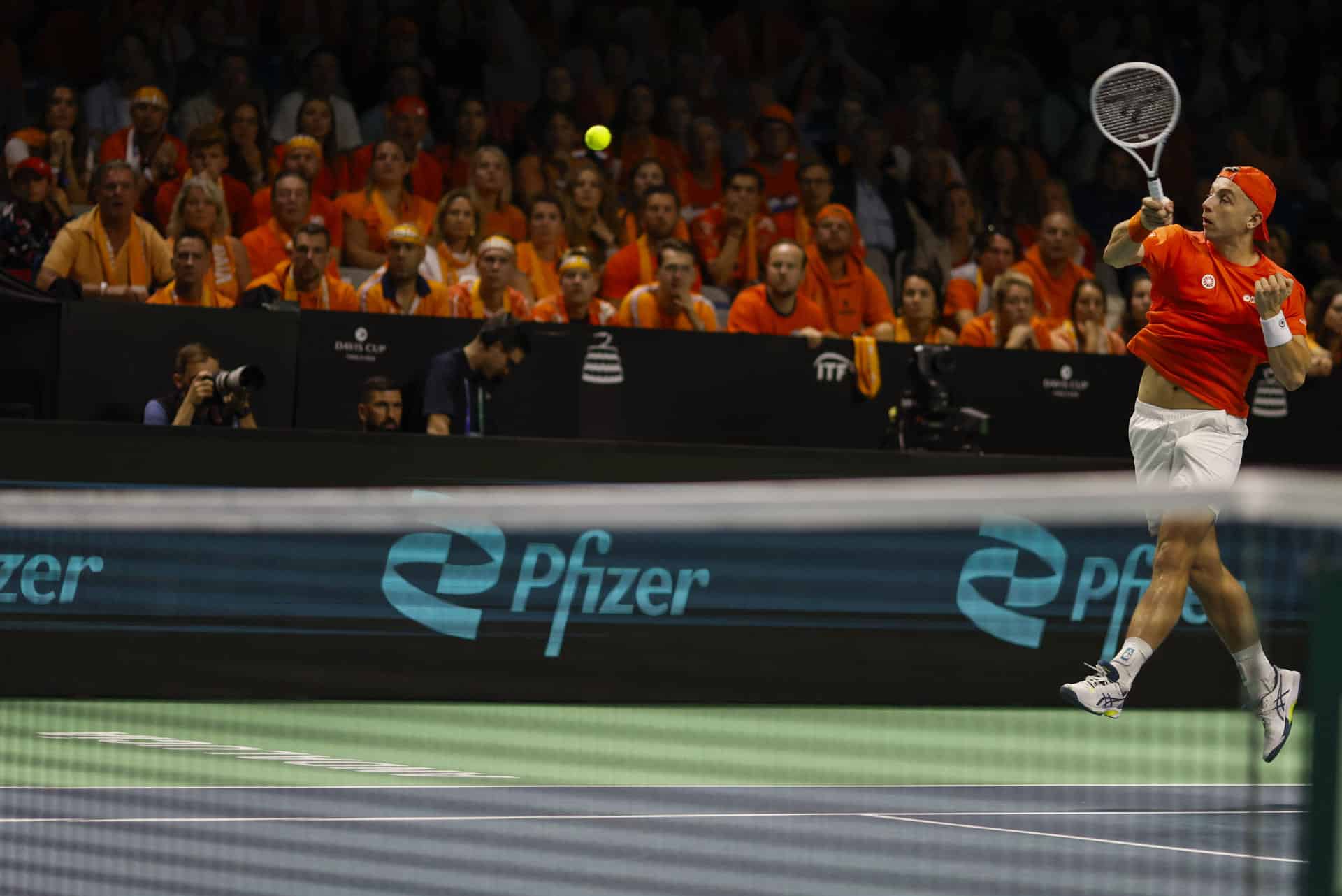 El tenista neerlandés Tallon Griekspoor, en su encuentro frente al alemán Jan-Lennard Struff durante las semifinales de la Copa Davis que disputan hoy viernes Alemania y Paises Bajos en el pabellón Martín Carpena de Málaga. EFE/Jorge Zapata.