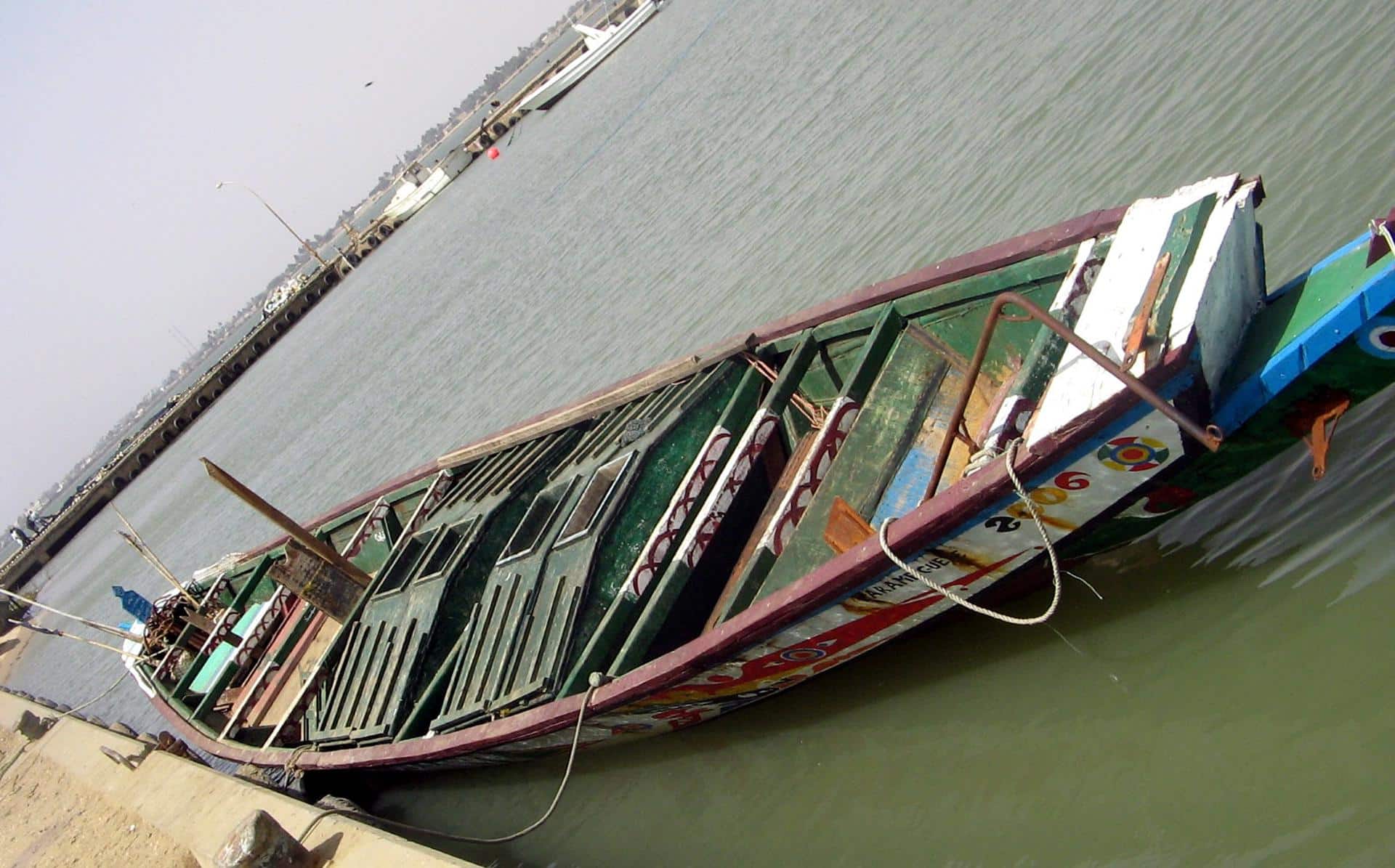 Foto de archivo de un cayuco en el puerto de Saint-Louis, en el norte de Senegal. EFE/Saliou Traore