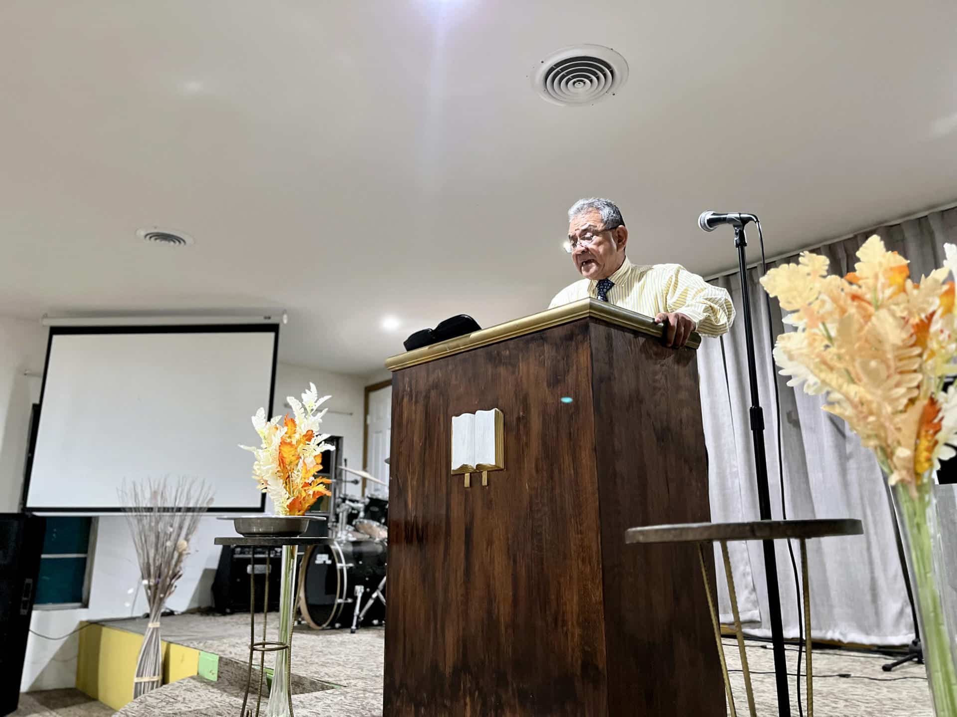 El pastor Rubén Grijalva da un sermón el miércoles 23 de octubre de 2024 en la iglesia evangélica que lidera, al nordeste de Houston, Texas (EE.UU.). EFE/Alejandra Arredondo