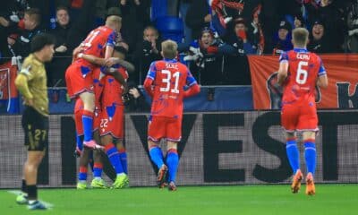 Los jugadores del Viktoria Plzen celebran uno de sus goles contra la Real Sociedad. EFE/EPA/MARTIN DIVISEK