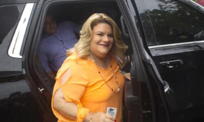 La candidata a la Gobernación de Puerto Rico por el Partido Nuevo Progresista (PNP), Jenniffer González, llega para depositar su voto al centro de votación instalado en la escuela Salvador Brau, este martes, en Carolina (Puerto Rico). EFE/ Thais Llora