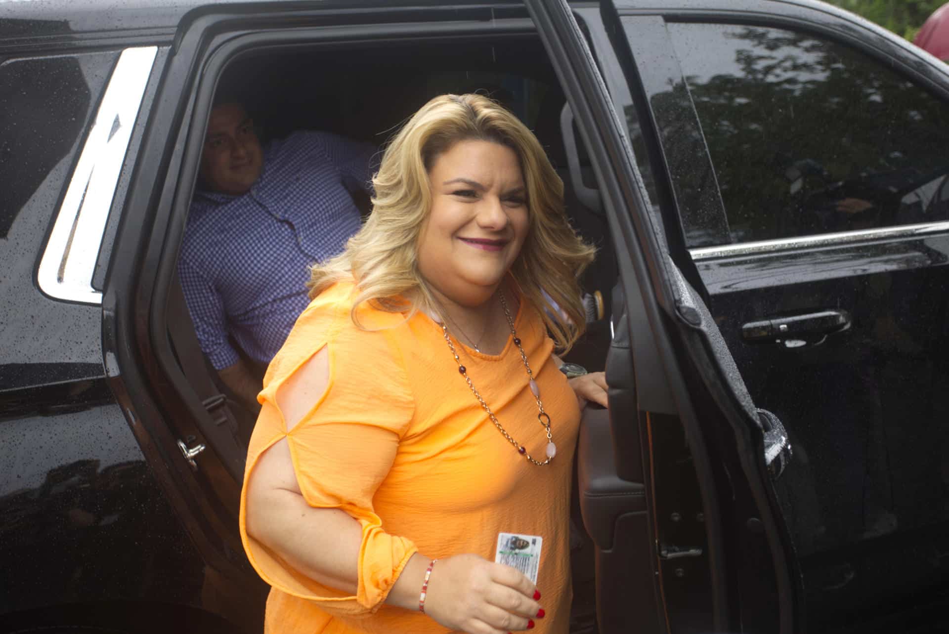 La candidata a la Gobernación de Puerto Rico por el Partido Nuevo Progresista (PNP), Jenniffer González, llega para depositar su voto al centro de votación instalado en la escuela Salvador Brau, este martes, en Carolina (Puerto Rico). EFE/ Thais Llora