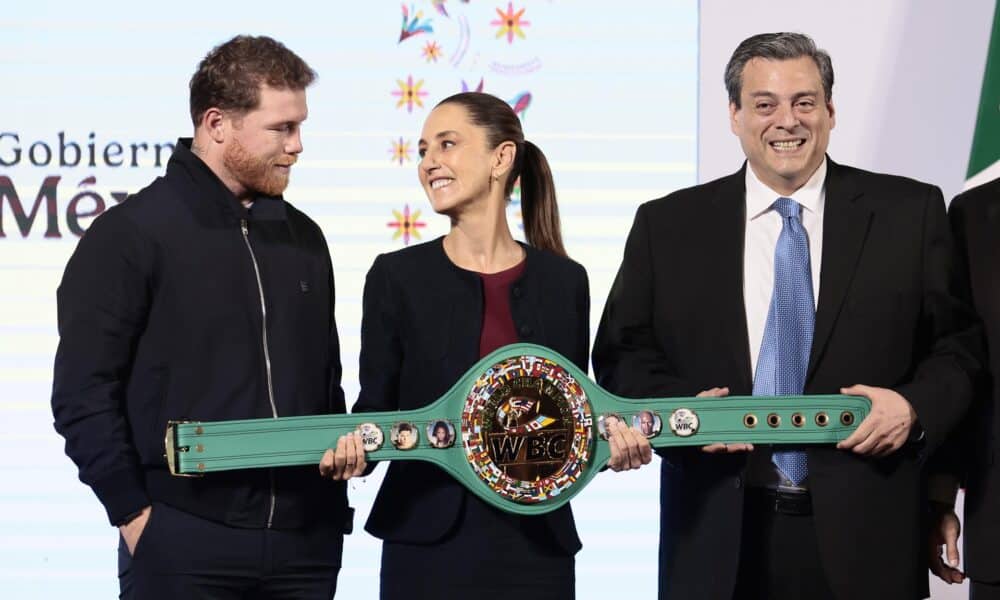 La presidenta de México, Claudia Sheinbaum (c), posa junto al boxeador mexicano Saúl 'Canelo' Álvarez (i) y el presidente del Consejo Mundial de Boxeo (CMB), Mauricio Sulaimán, durante una rueda de prensa este viernes, en el Palacio Nacional en la Ciudad de México (México). EFE/ José Méndez