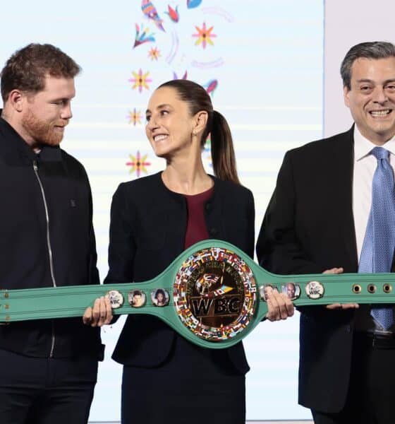 La presidenta de México, Claudia Sheinbaum (c), posa junto al boxeador mexicano Saúl 'Canelo' Álvarez (i) y el presidente del Consejo Mundial de Boxeo (CMB), Mauricio Sulaimán, durante una rueda de prensa este viernes, en el Palacio Nacional en la Ciudad de México (México). EFE/ José Méndez