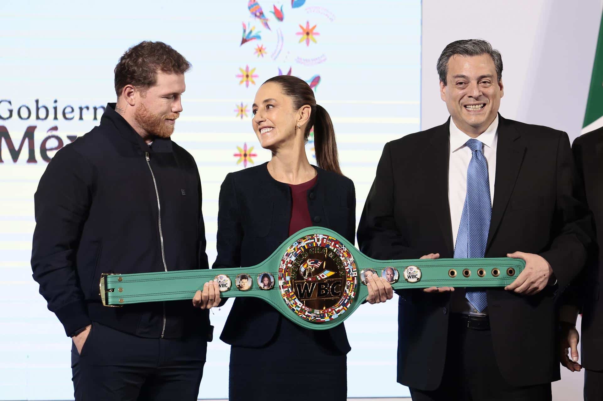 La presidenta de México, Claudia Sheinbaum (c), posa junto al boxeador mexicano Saúl 'Canelo' Álvarez (i) y el presidente del Consejo Mundial de Boxeo (CMB), Mauricio Sulaimán, durante una rueda de prensa este viernes, en el Palacio Nacional en la Ciudad de México (México). EFE/ José Méndez