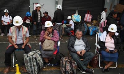 Fotografía de mineros informales en los exteriores del Congreso peruano este viernes, en Lima (Perú). EFE/ Paolo Aguilar