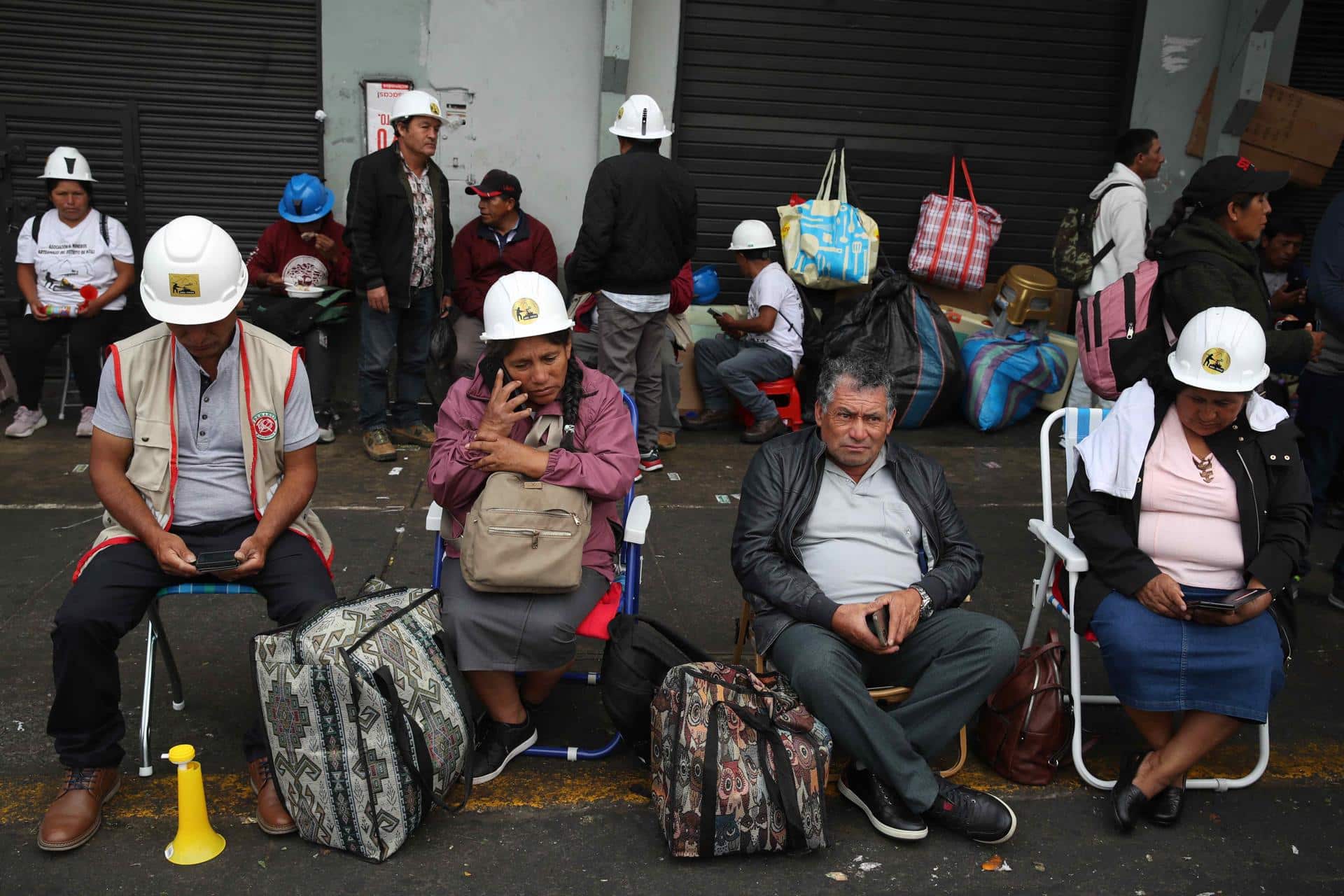 Fotografía de mineros informales en los exteriores del Congreso peruano este viernes, en Lima (Perú). EFE/ Paolo Aguilar