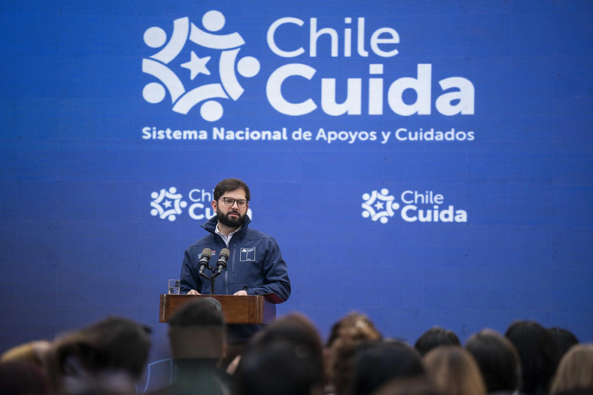 Fotografía cedida por la Presidencia de Chile del gobernante del país, Gabriel Boric Font, durante un acto en el palacio de La Moneda en Santiago. EFE/Presidencia de Chile