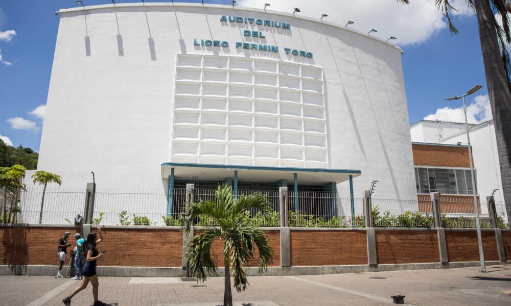 Fotografía de archivo de la fachada de una escuela pública, en Caracas (Venezuela). EFE/ Miguel Gutierrez