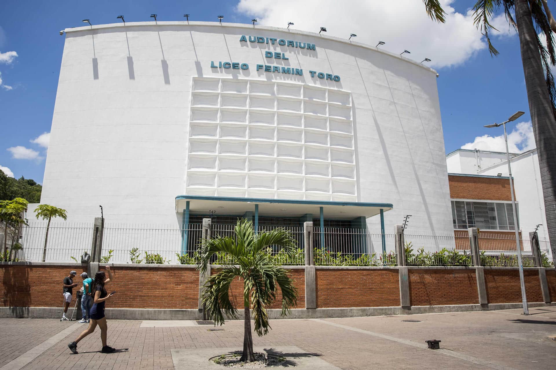 Fotografía de archivo de la fachada de una escuela pública, en Caracas (Venezuela). EFE/ Miguel Gutierrez