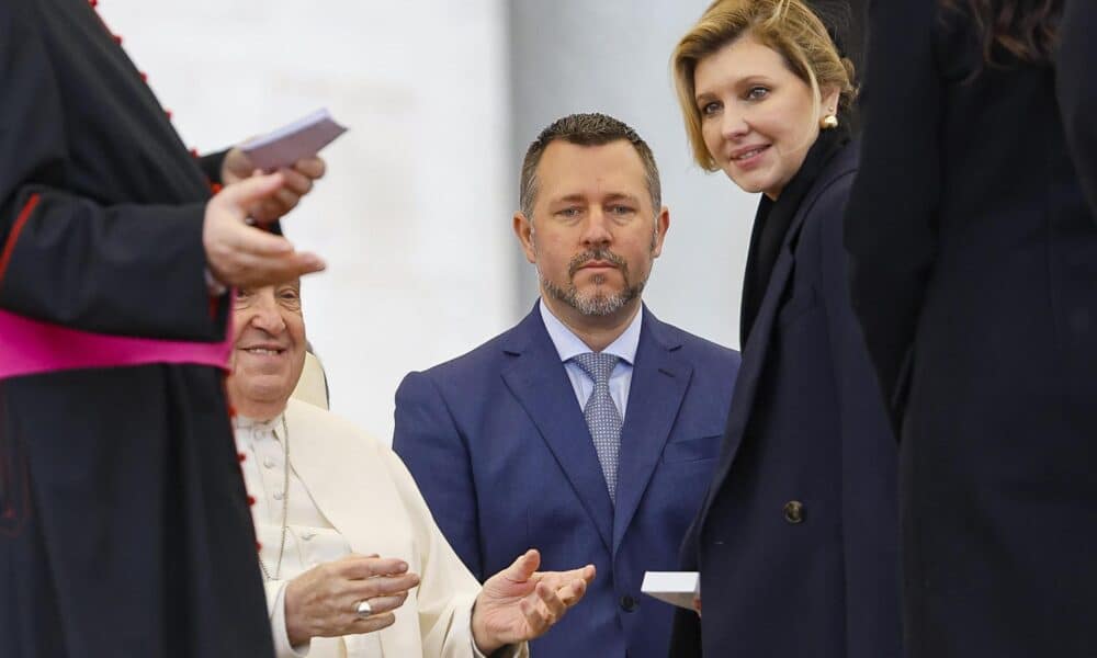 El papa Francisco y la primera dama ucraniana Olena Zelenska.EFE/EPA/FABIO FRUSTACI