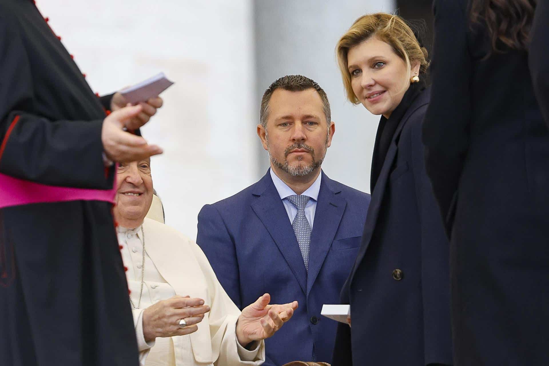 El papa Francisco y la primera dama ucraniana Olena Zelenska.EFE/EPA/FABIO FRUSTACI