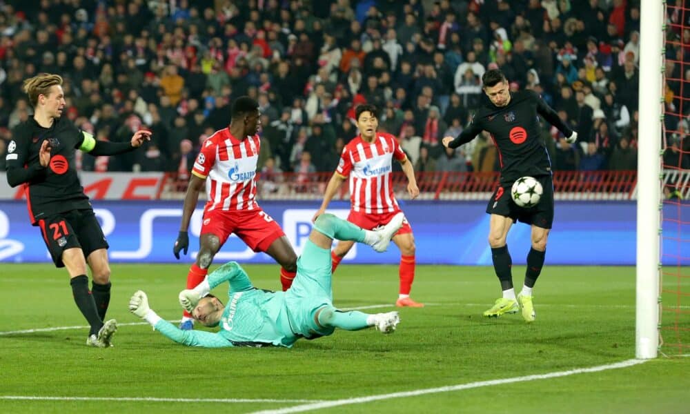 Robert Lewandowski (D) marca el tercer gol del Barcelona ante el Estrella Roja, en la Liga de Campeones. EFE/EPA/ANDREJ CUKIC