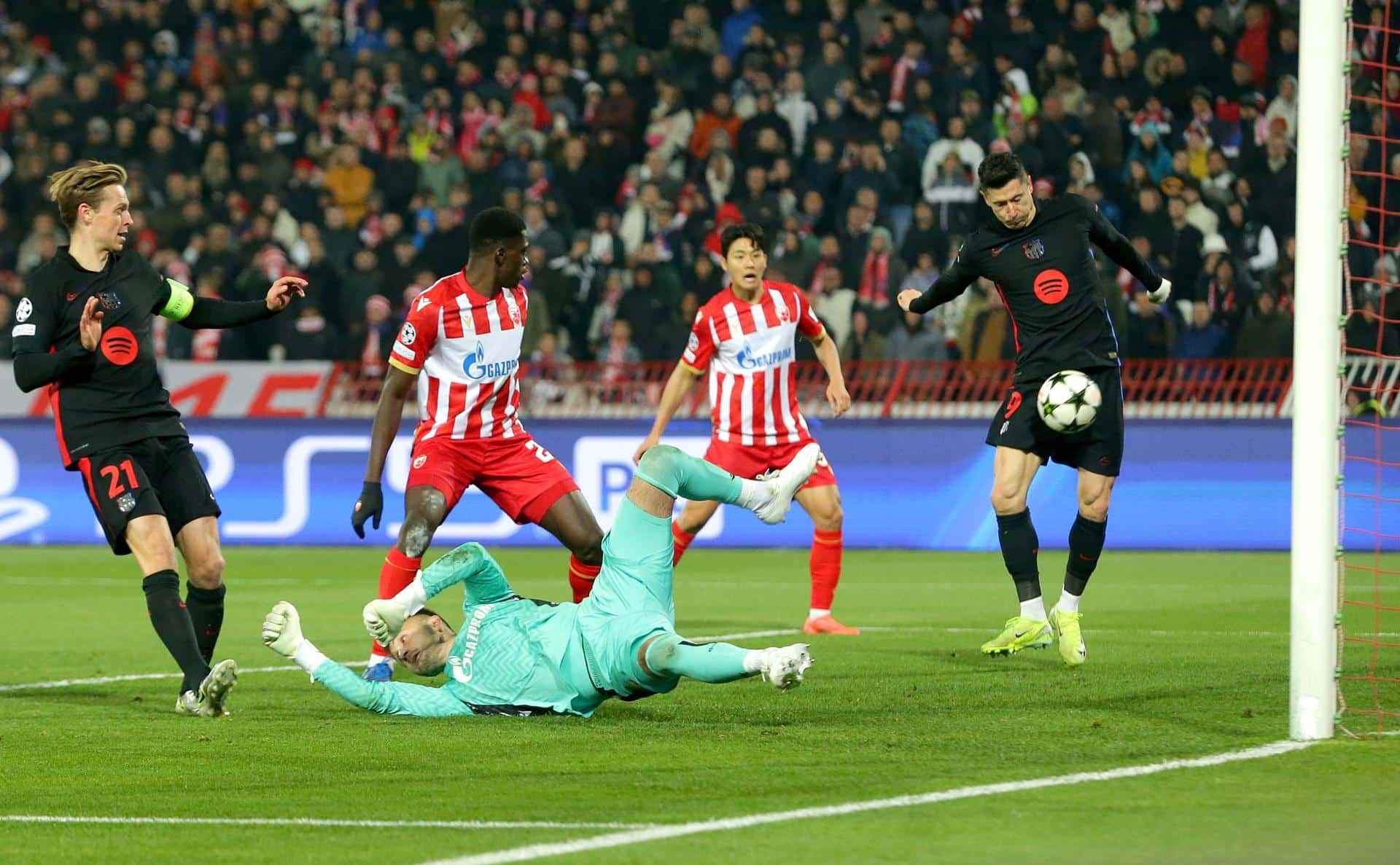 Robert Lewandowski (D) marca el tercer gol del Barcelona ante el Estrella Roja, en la Liga de Campeones. EFE/EPA/ANDREJ CUKIC