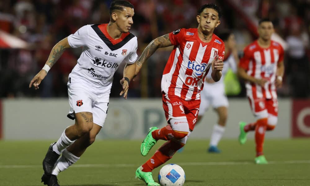 Byron Bonilla (d), del Real Estelí, disputa el balón con Fernando Piñar, del Alajuelense, en Estelí (Nicaragua). EFE/ STR