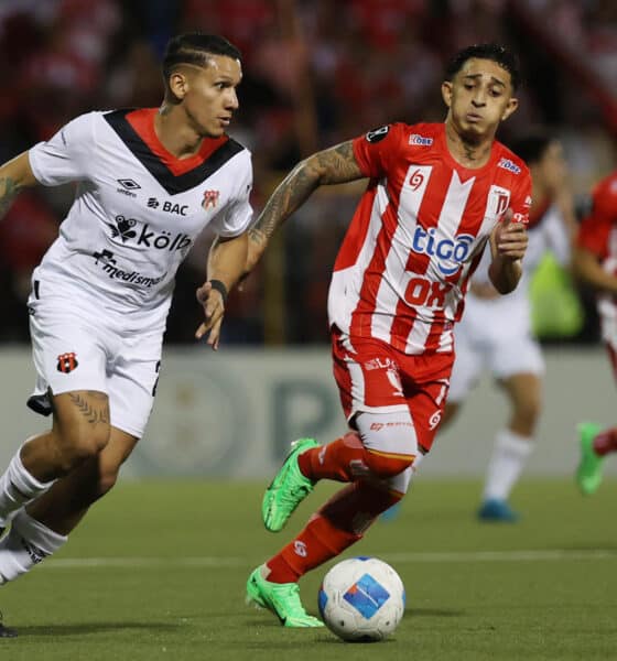 Byron Bonilla (d), del Real Estelí, disputa el balón con Fernando Piñar, del Alajuelense, en Estelí (Nicaragua). EFE/ STR