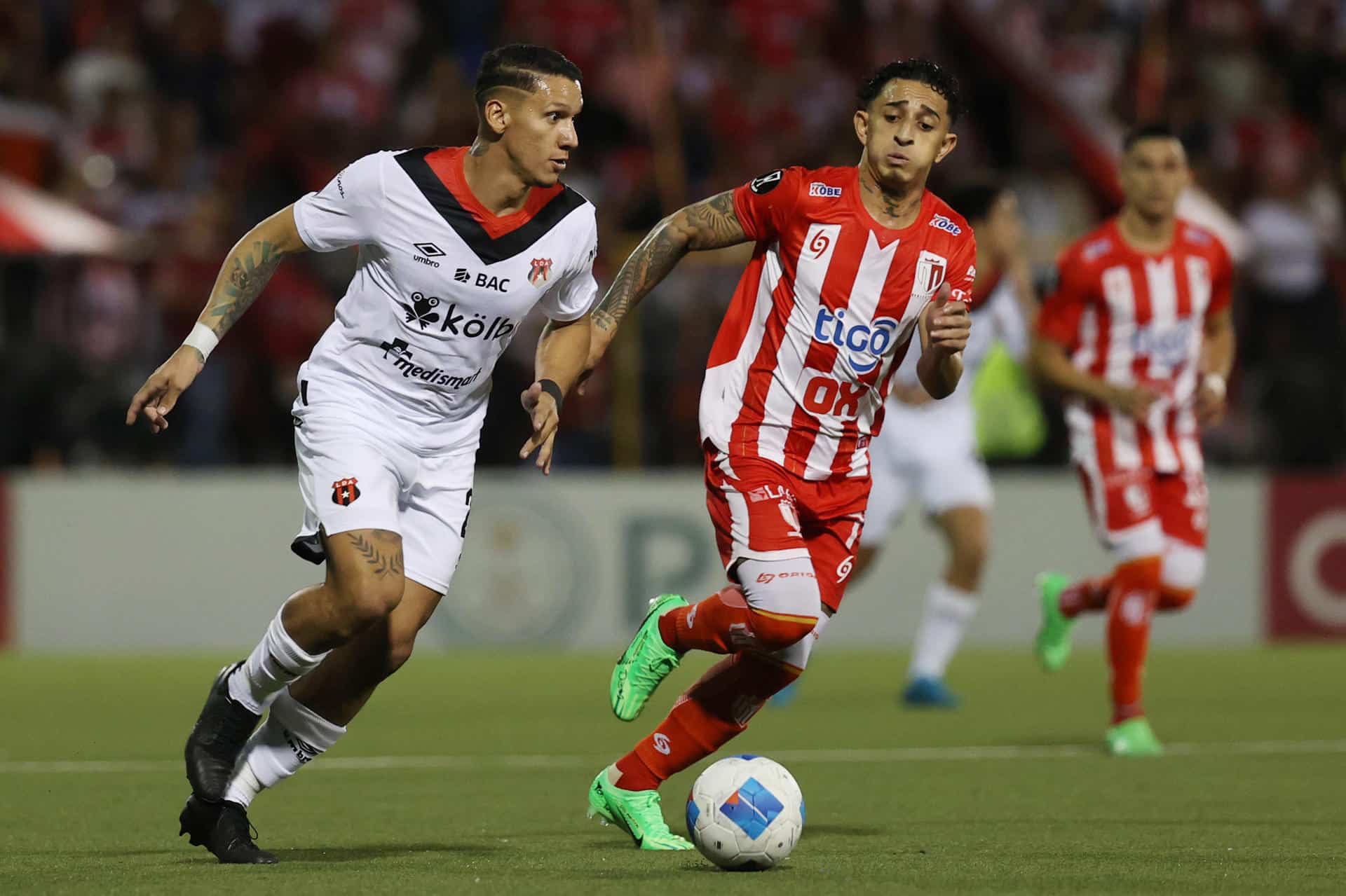 Byron Bonilla (d), del Real Estelí, disputa el balón con Fernando Piñar, del Alajuelense, en Estelí (Nicaragua). EFE/ STR