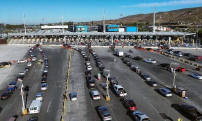 Fotografía aérea de vehículos esperando para cruzar la frontera hacia Estados Unidos este martes, en Tijuana (México). EFE/ Joebeth Terríquez