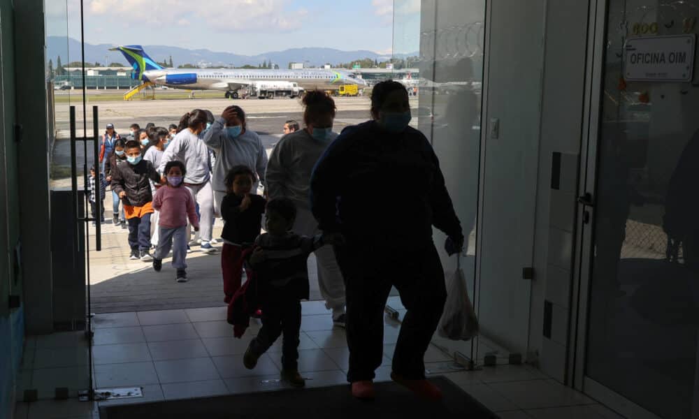 Migrantes que hacen parte de 56 unidades familiares, ingresan al centro de recepción de retornados este viernes en Ciudad de Guatemala (Guatemala). EFE/ Mariano Macz