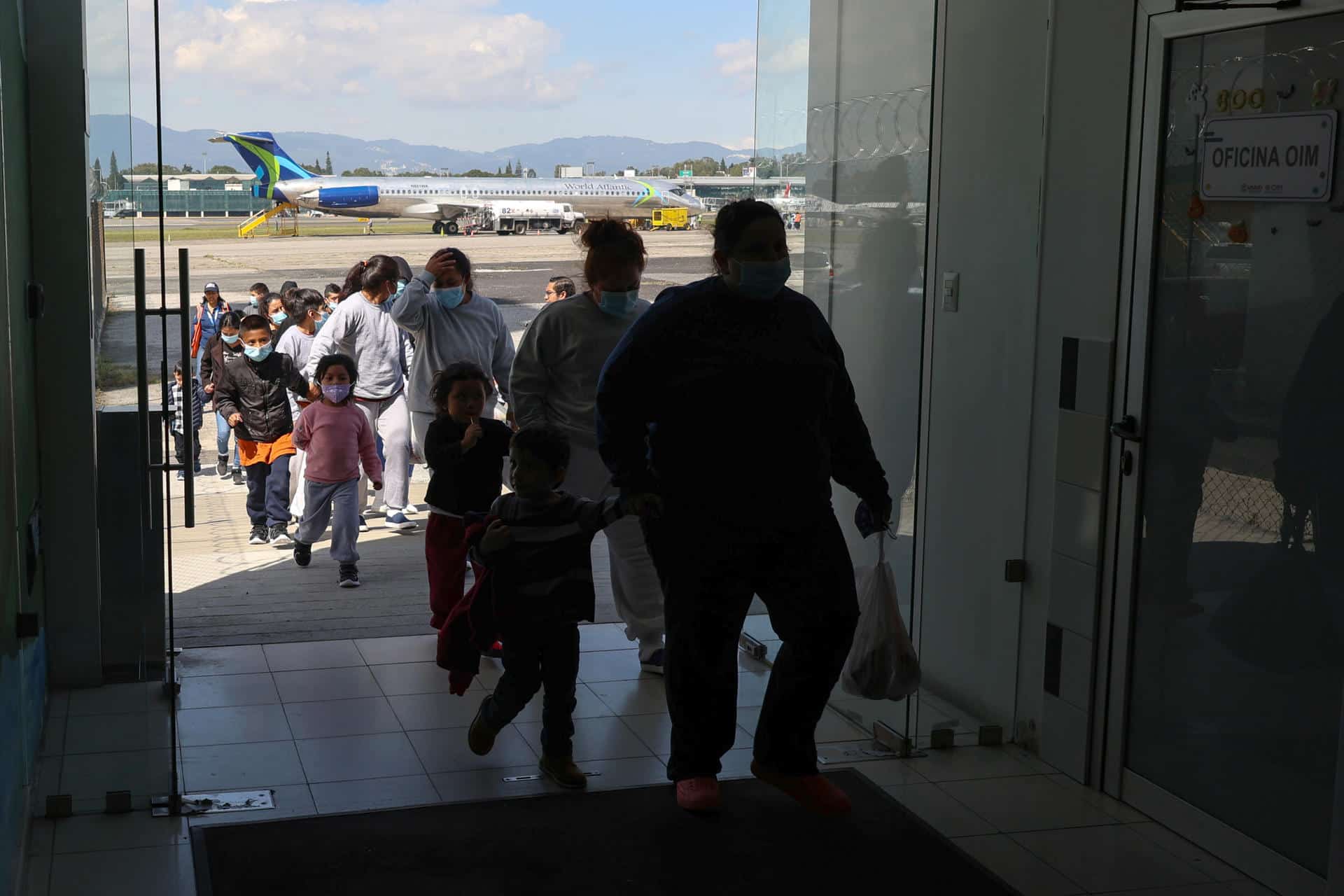 Migrantes que hacen parte de 56 unidades familiares, ingresan al centro de recepción de retornados este viernes en Ciudad de Guatemala (Guatemala). EFE/ Mariano Macz