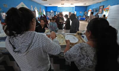 Migrantes reciben alimentos en el albergue 'Pan de Vida' con motivo del 'Día de Acción de Gracias', este jueves en Ciudad Juárez, estado de Chihuahua (México). EFE/ Luis Torres