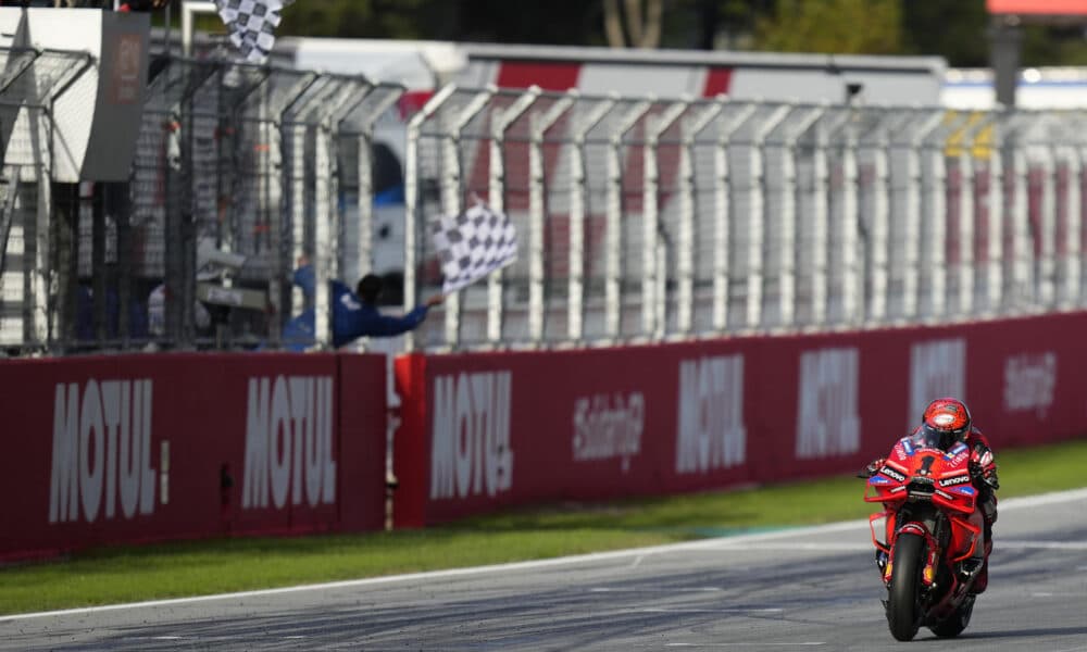 El piloto italiano Francesco Bagnaia gana la carrera al sprint de MotoGP en el Gran Premio Solidario Motul de Barcelona 2024, este sábado, en el circuito Barcelona-Cataluña de Montmeló.  EFE/ Siu Wu