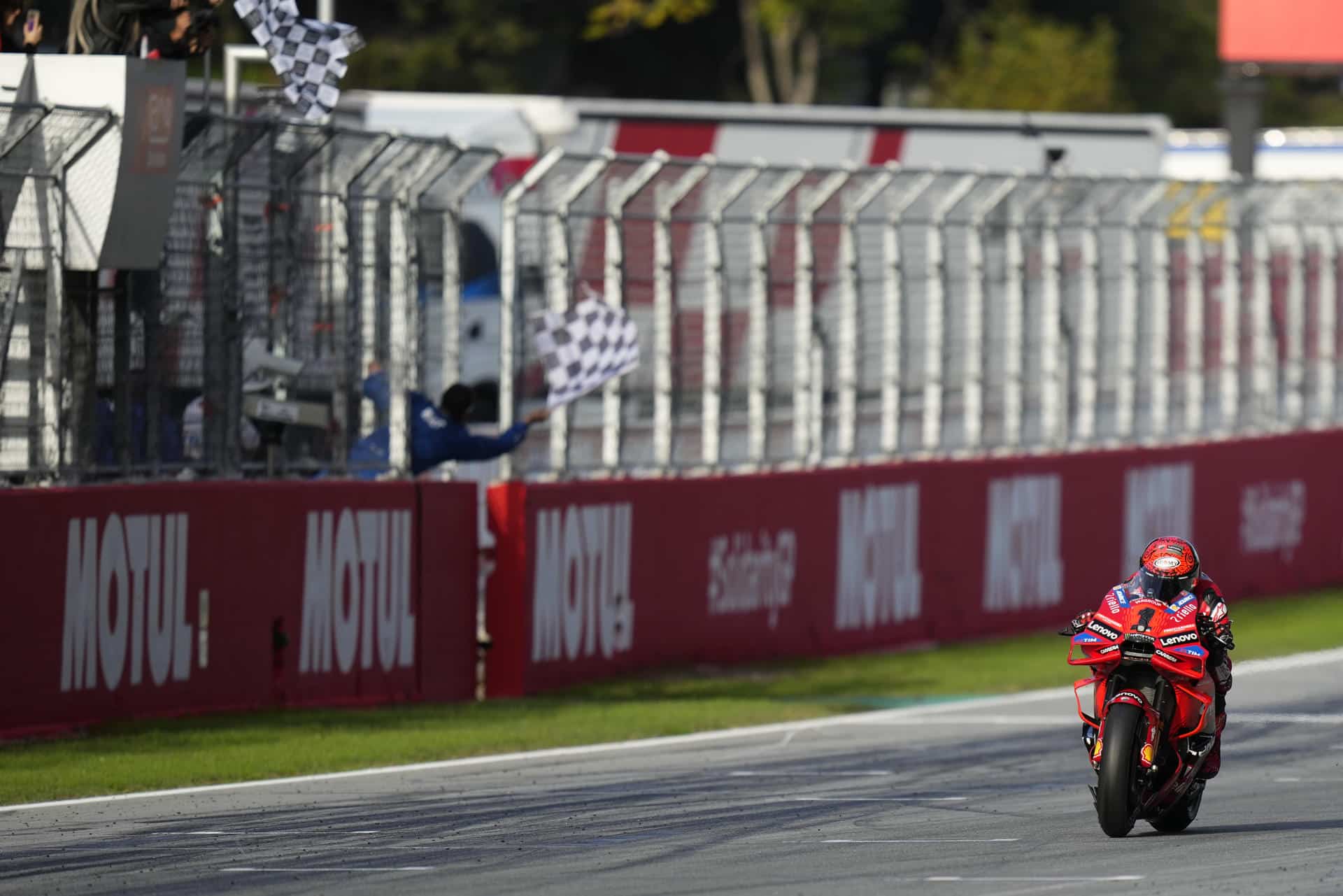 El piloto italiano Francesco Bagnaia gana la carrera al sprint de MotoGP en el Gran Premio Solidario Motul de Barcelona 2024, este sábado, en el circuito Barcelona-Cataluña de Montmeló.  EFE/ Siu Wu