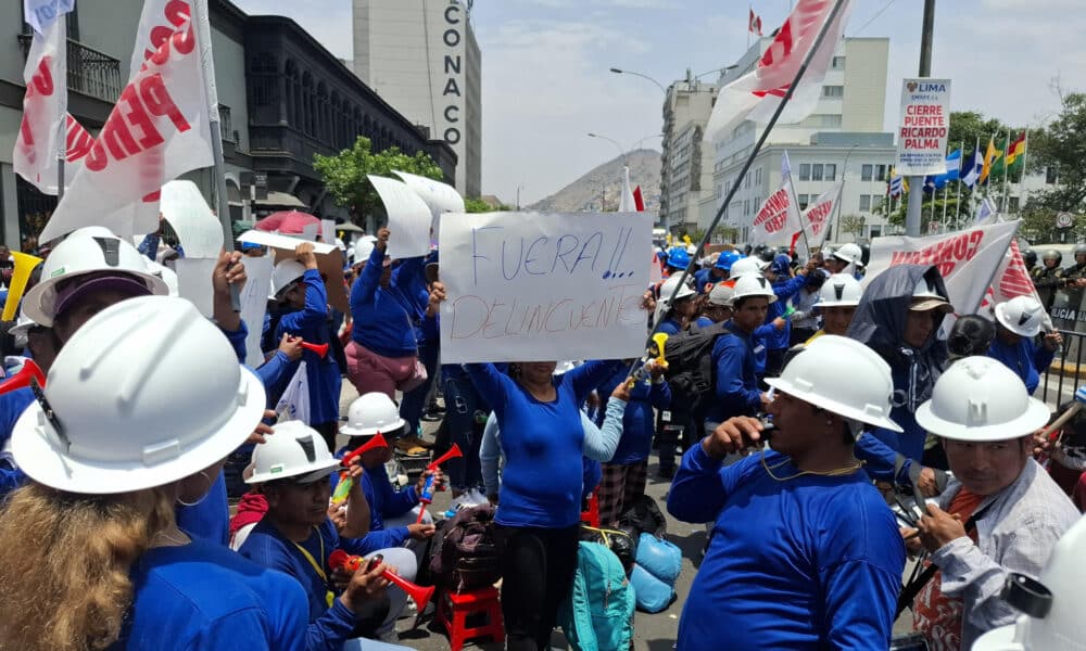 Mineros protestan para exigir la ampliación del proceso de formalización de sus actividades, este jueves en Lima (Perú). EFE/ Paula Bayarte