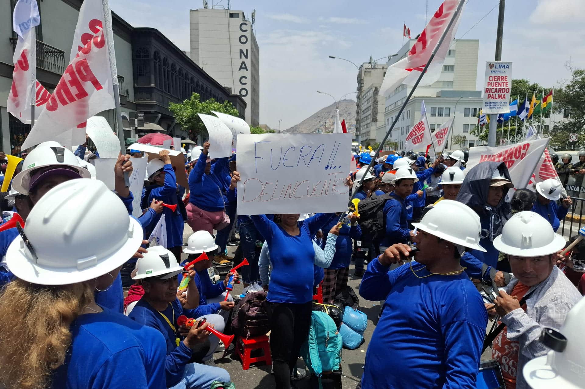 Mineros protestan para exigir la ampliación del proceso de formalización de sus actividades, este jueves en Lima (Perú). EFE/ Paula Bayarte