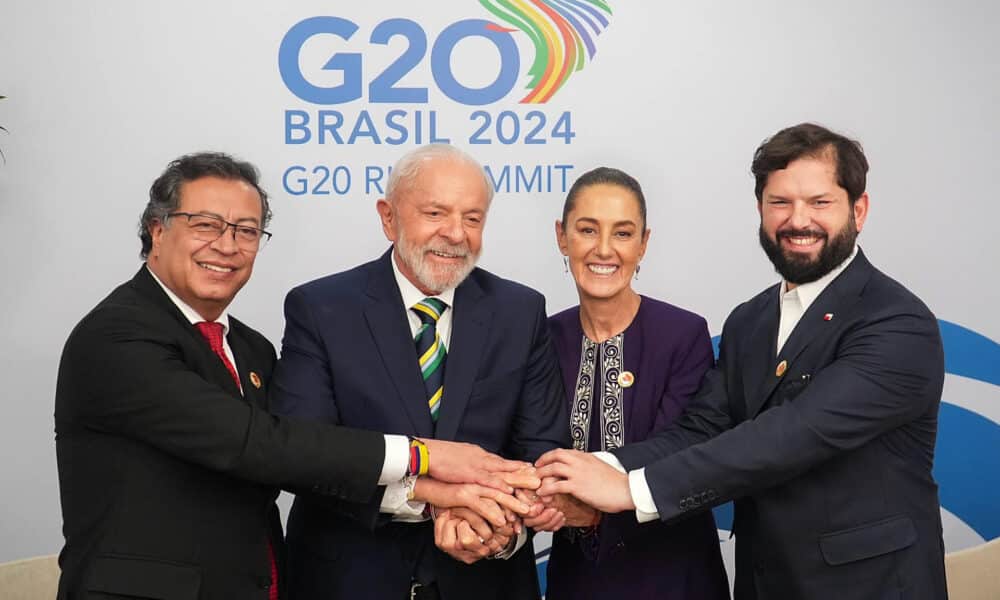 Fotografía cedida por la presidencia de México, de la presidenta de México, Claudia Sheinbaum (2-d), posando con sus homólogos de Colombia Gustavo Petro (i), de Brasil Luiz Inácio Lula da Silva (2-i), y de Chile Gabriel Boric, durante una reunión en el marco de la cumbre del G20, este lunes, en Río de Janeiro (Brasil). EFE/Presidencia de México