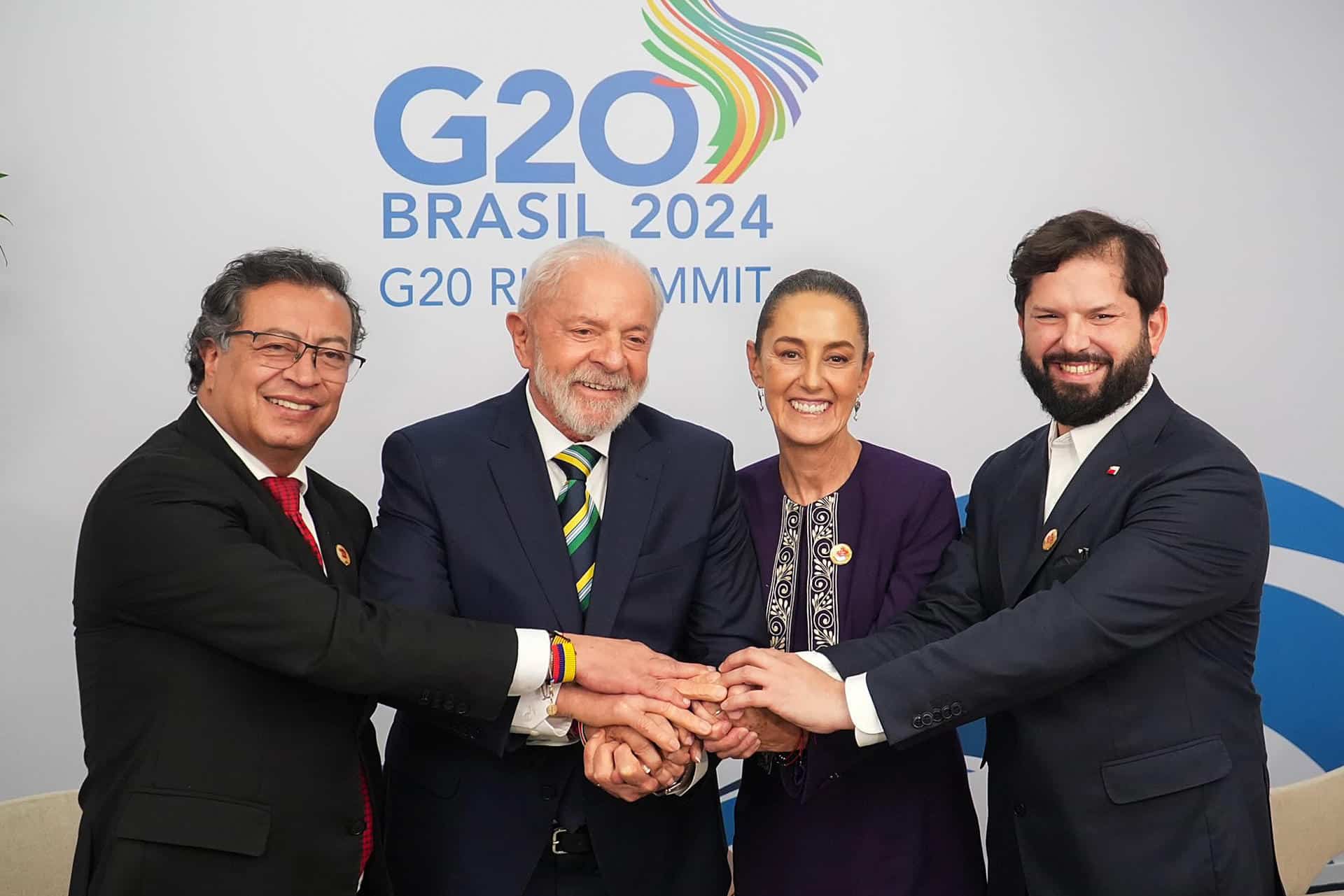 Fotografía cedida por la presidencia de México, de la presidenta de México, Claudia Sheinbaum (2-d), posando con sus homólogos de Colombia Gustavo Petro (i), de Brasil Luiz Inácio Lula da Silva (2-i), y de Chile Gabriel Boric, durante una reunión en el marco de la cumbre del G20, este lunes, en Río de Janeiro (Brasil). EFE/Presidencia de México