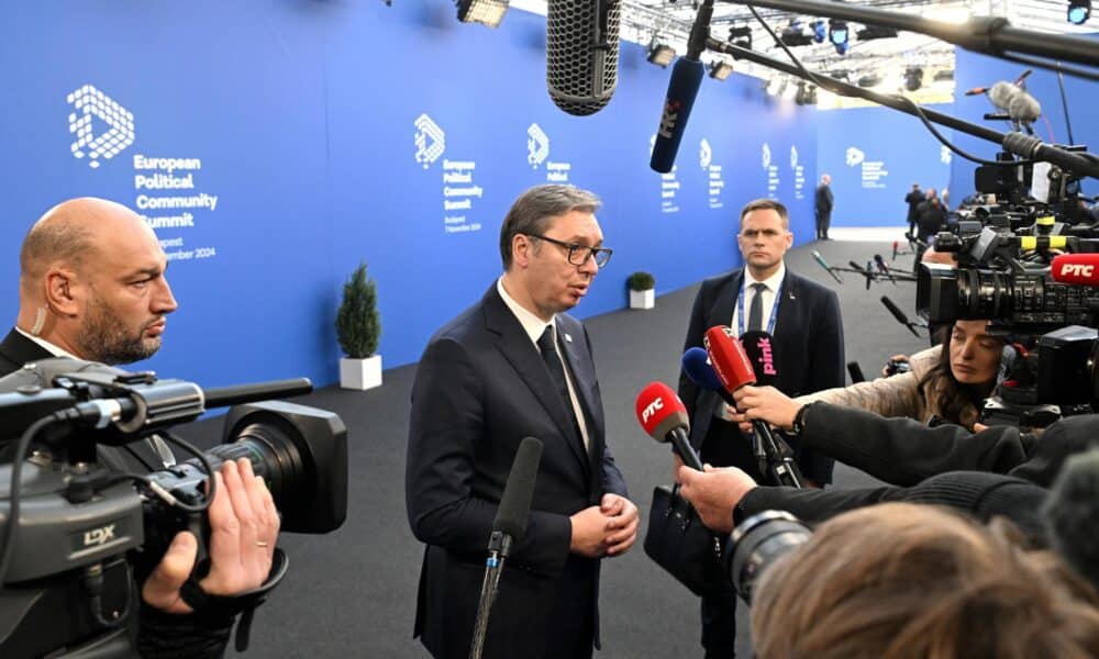 El presidente serbio Aleksandar Vucic habla con la prensa a su llegada a la 5ª cumbre de la Comunidad Política Europea (EPC) en la Puskas Arena de Budapest, Hungría, el 07 de noviembre de 2024. (Hungary) EFE/EPA/SZILARD KOSZTICSAK HUNGRÍA FUERA