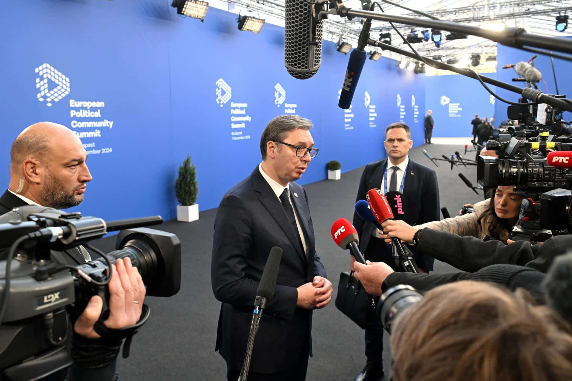 El presidente serbio Aleksandar Vucic habla con la prensa a su llegada a la 5ª cumbre de la Comunidad Política Europea (EPC) en la Puskas Arena de Budapest, Hungría, el 07 de noviembre de 2024. (Hungary) EFE/EPA/SZILARD KOSZTICSAK HUNGRÍA FUERA