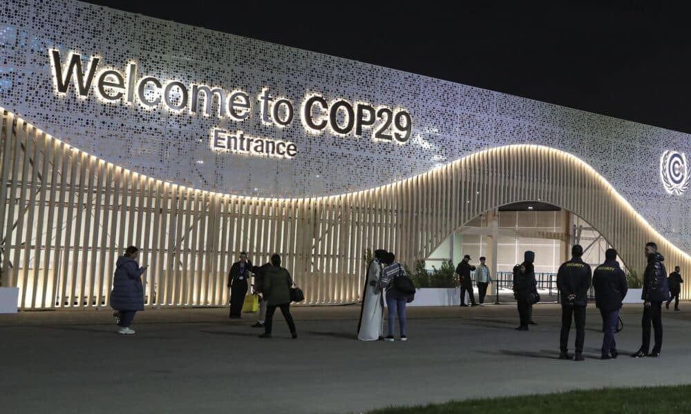 Participants and security staff stand outside the venue of the United Nations Climate Change Conference COP29 in Baku, Azerbaijan, 16 November 2024. EFE/EPA/IGOR KOVALENKO