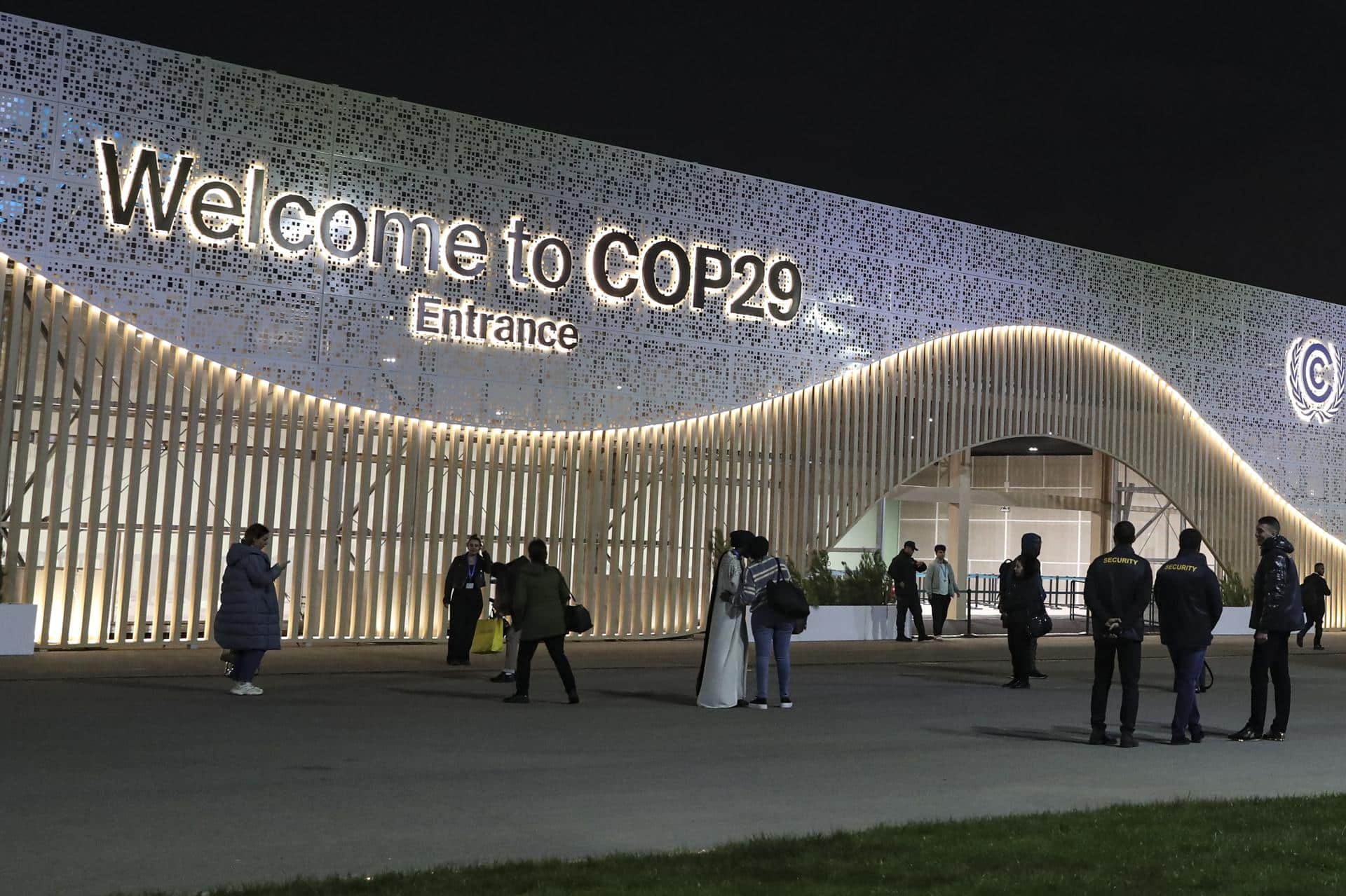 Participants and security staff stand outside the venue of the United Nations Climate Change Conference COP29 in Baku, Azerbaijan, 16 November 2024. EFE/EPA/IGOR KOVALENKO